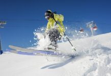 skieur habillé en jaune