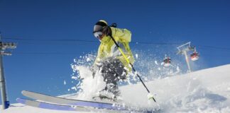 skieur habillé en jaune