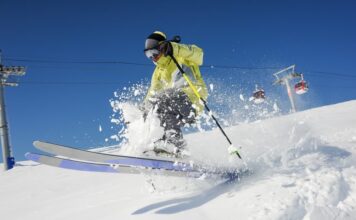 skieur habillé en jaune