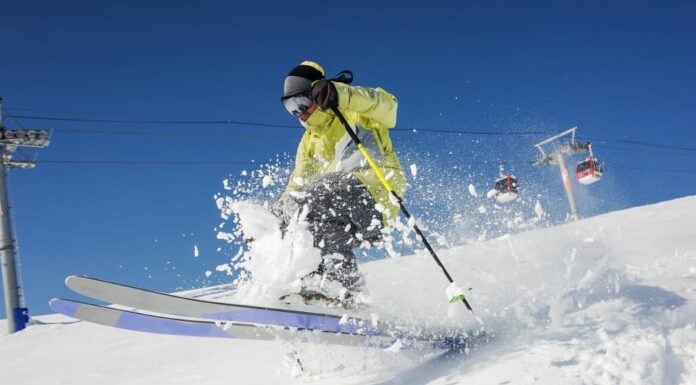 skieur habillé en jaune